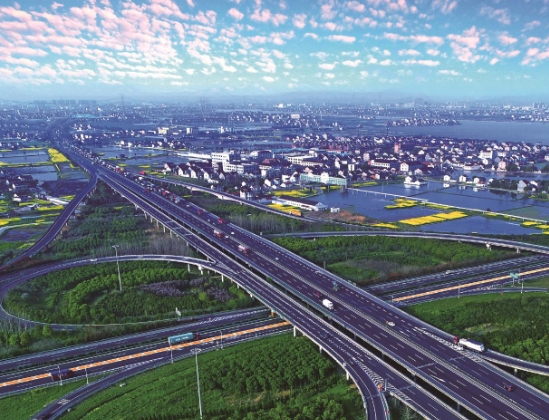 完善公路设施网络，助力交运经济发展